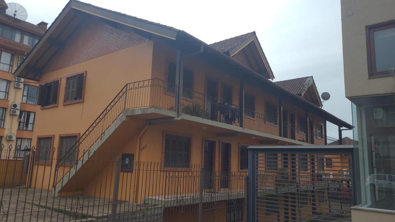 Apartamento com Ótimo Custo - Benefício no centro de Canela Exterior foto